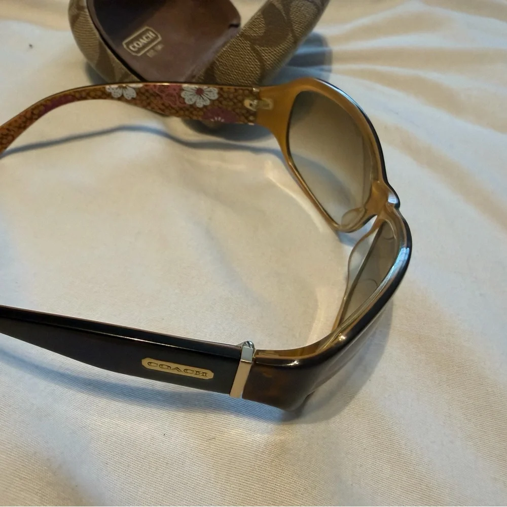 Coach Sunglasses with Case - Picture 4 of 4